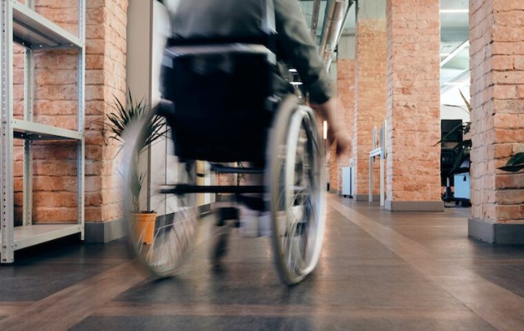 Wózek inwalidzki – refundacja. Komu, kiedy i na jakich warunkach przysługuje dofinansowanie z NFZ?